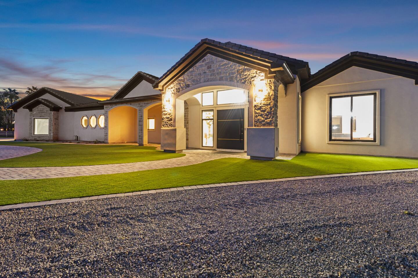 Gilbert Grand Private, front exterior